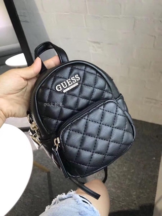 túi mini đen và hồng nude