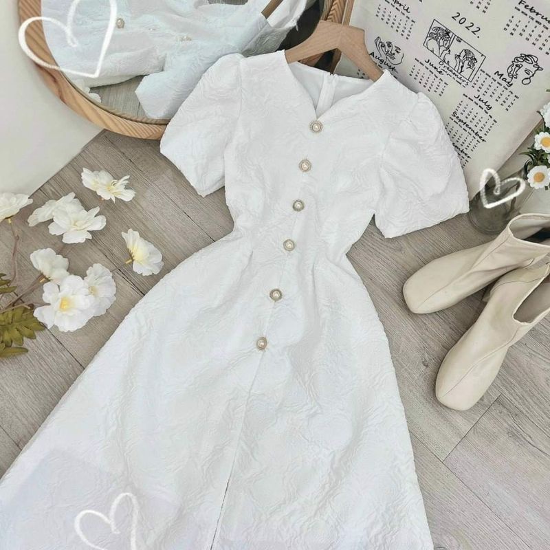 Đầm midi gấm trắng tay bồng cổ tim