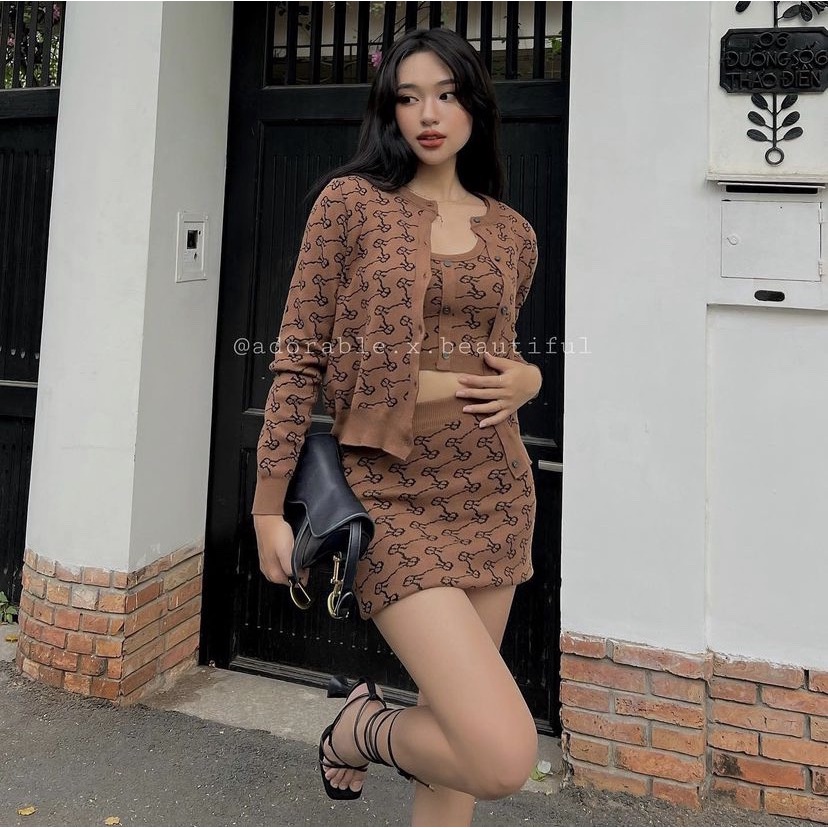 Set Áo Cardigan Và Chân Váy Nâu Họa Tiết Monogram Freesize