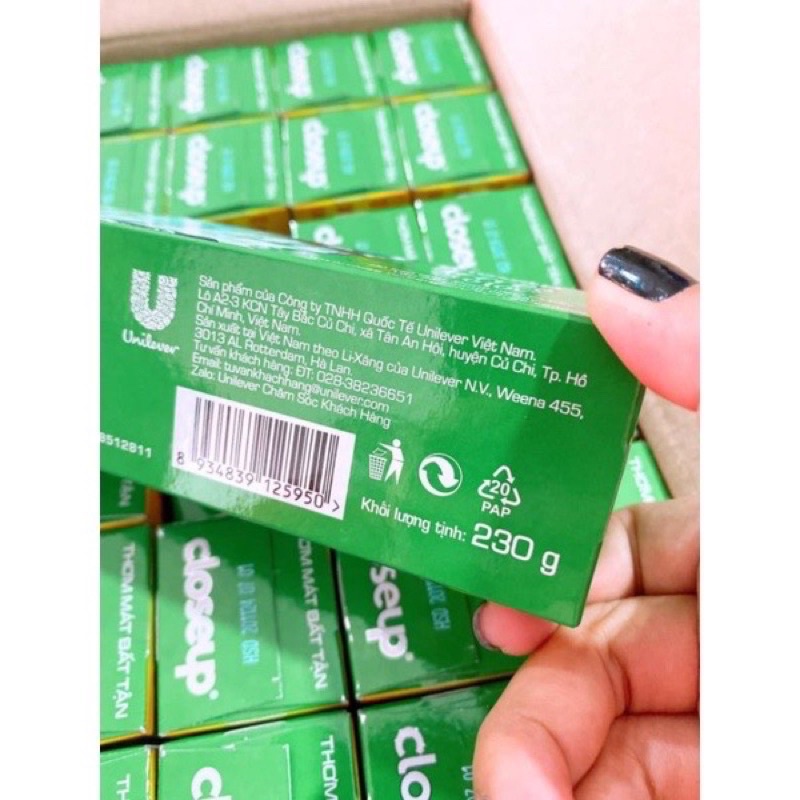 Combo 3 Kem Đánh Răng tặng 3 bàn chải Closeup Dạng Gel Cho Hơi Thở Thơm Mát Bất Tận Bạc Hà The Mát 230G/Tuýp