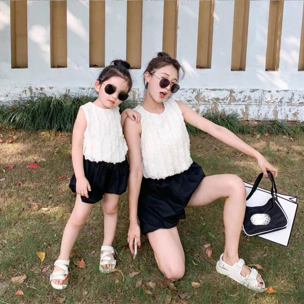 Set mẹ và bé áo trắng, quần đùi