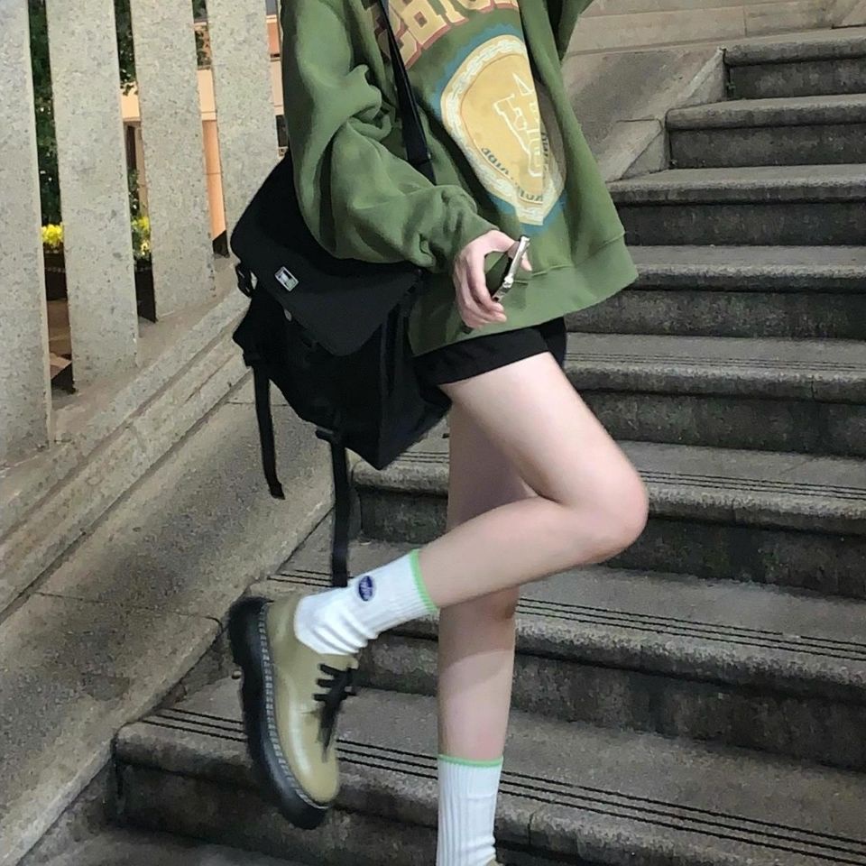 Áo sweater cổ tròn dáng rộng màu xanh lá đậm phong cách retro thời trang thu đông cho nữ 2021