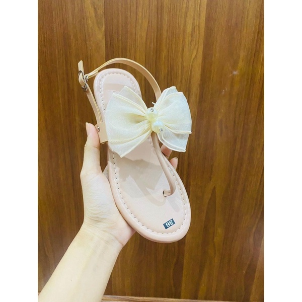 sandan nơ gắn ngọc xỏ ngón đầu tròn xịn xò. nắng mưa đều mang được. cam kết như hình. ( hình tự chụp )