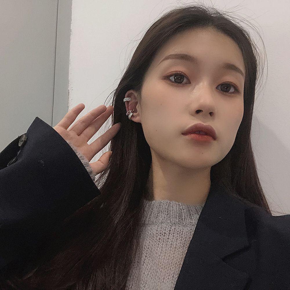 Khuyên Tai Dạng Kẹp Họa Tiết Hình Học Rỗng Tối Giản Phong Cách Punk Cổ Điển Cho Nữ MXMUSTY