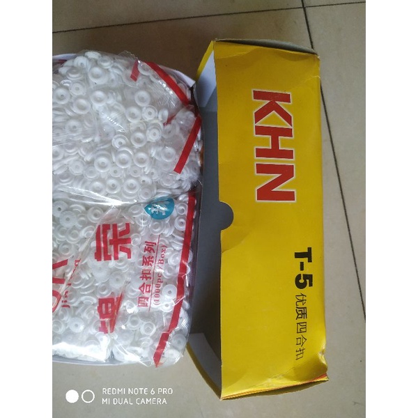 Cúc nhựa dập màu trắng T5 1000 cuc