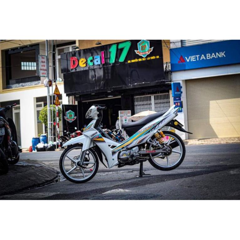 ( Quí khách vui lòng mang ra tiệm cho thợ dán ) Sirius dán xe trắng