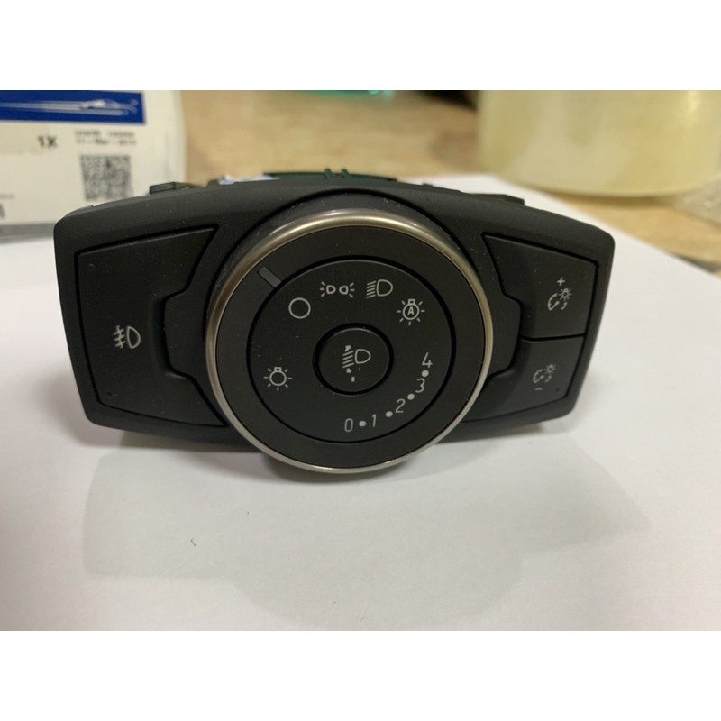 Công tắc chỉnh đèn pha Ford Ranger trên táp lô