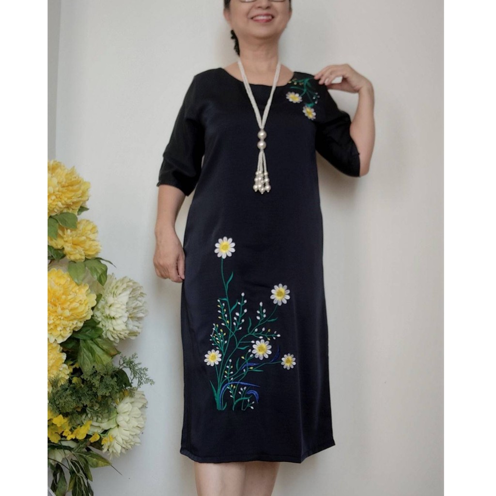 Váy Đầm Thêu Hoa Cúc Dáng Suông - Vải Lụa Gân Pháp Không Co Giãn - Size 50kg - 92kg | BigBuy360 - bigbuy360.vn