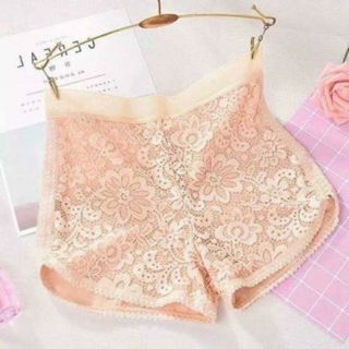 Quần mặc váy ren hoa cúc