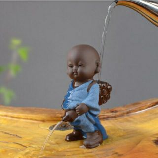 Tượng chú tiểu đứng tè bằng gốm tử sa