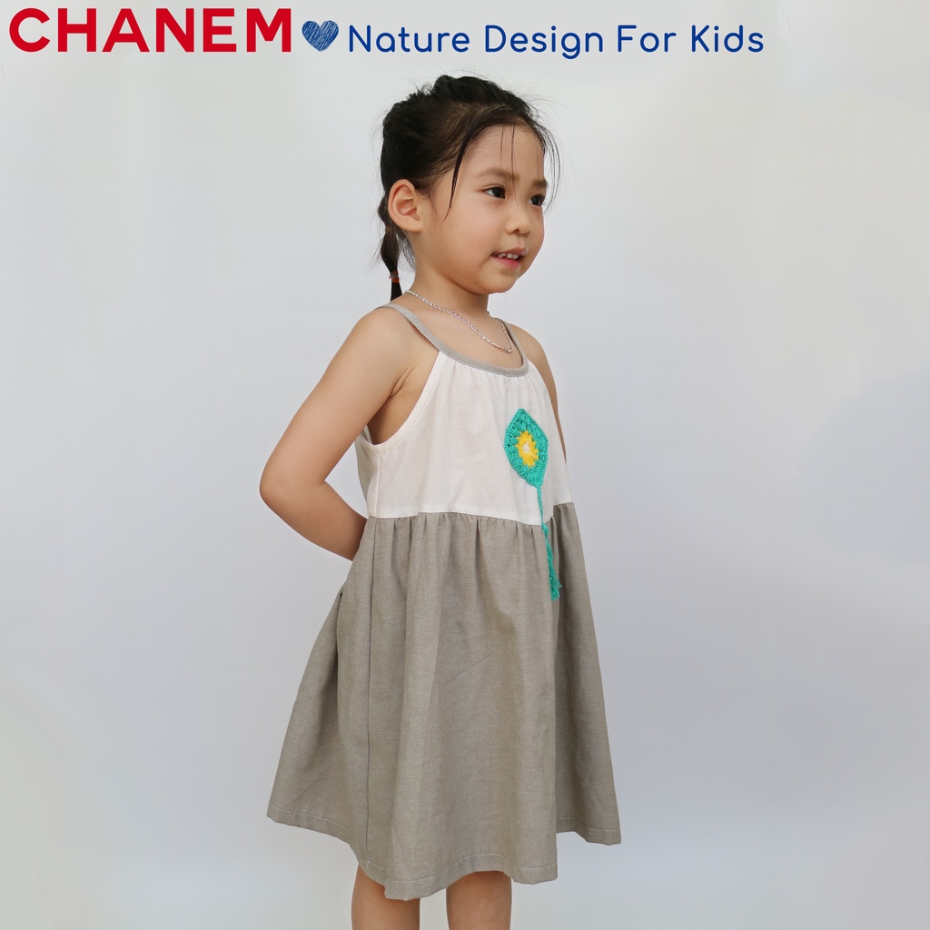 Váy hai dây cho bé gái CHANEM cổ yếm eo nhún chéo phối hoa móc thủ công tinh tế chất liệu cotton thoáng mát