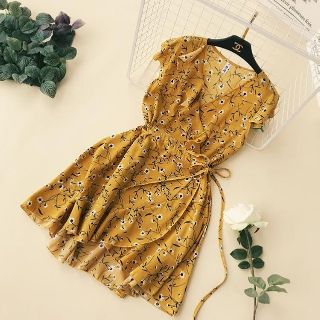 Đầm hoa nhí vàng đắp chéo