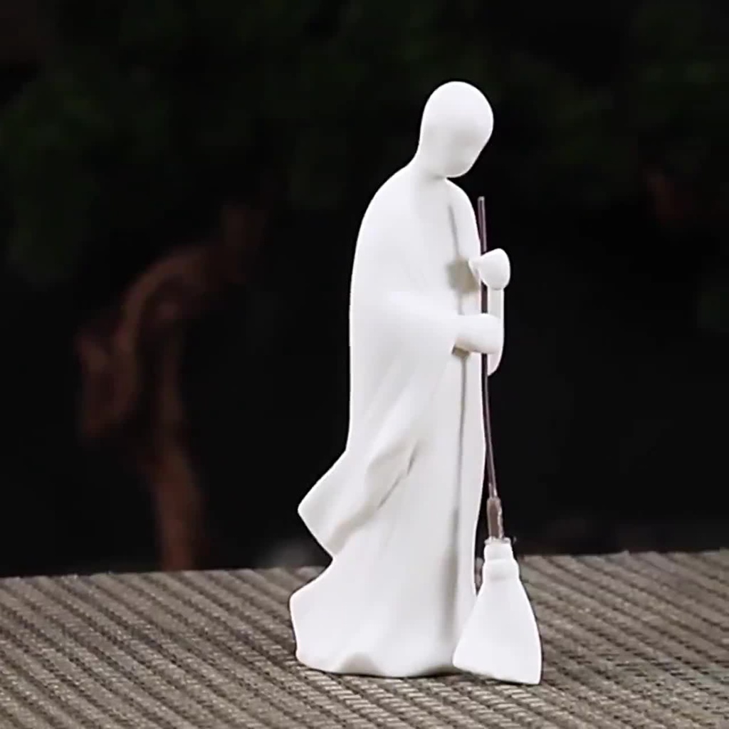 Tượng vô diện quét chùa
