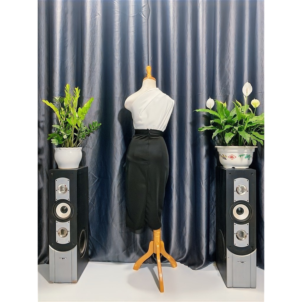 Set áo lệch vai váy xé tà đang làm mưa làm gió trên thị trường. | BigBuy360 - bigbuy360.vn