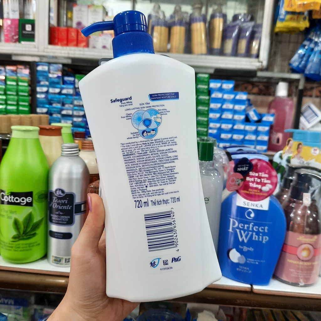 Sữa tắm diệt khuẩn Safeguard trắng tinh khiết 720ml