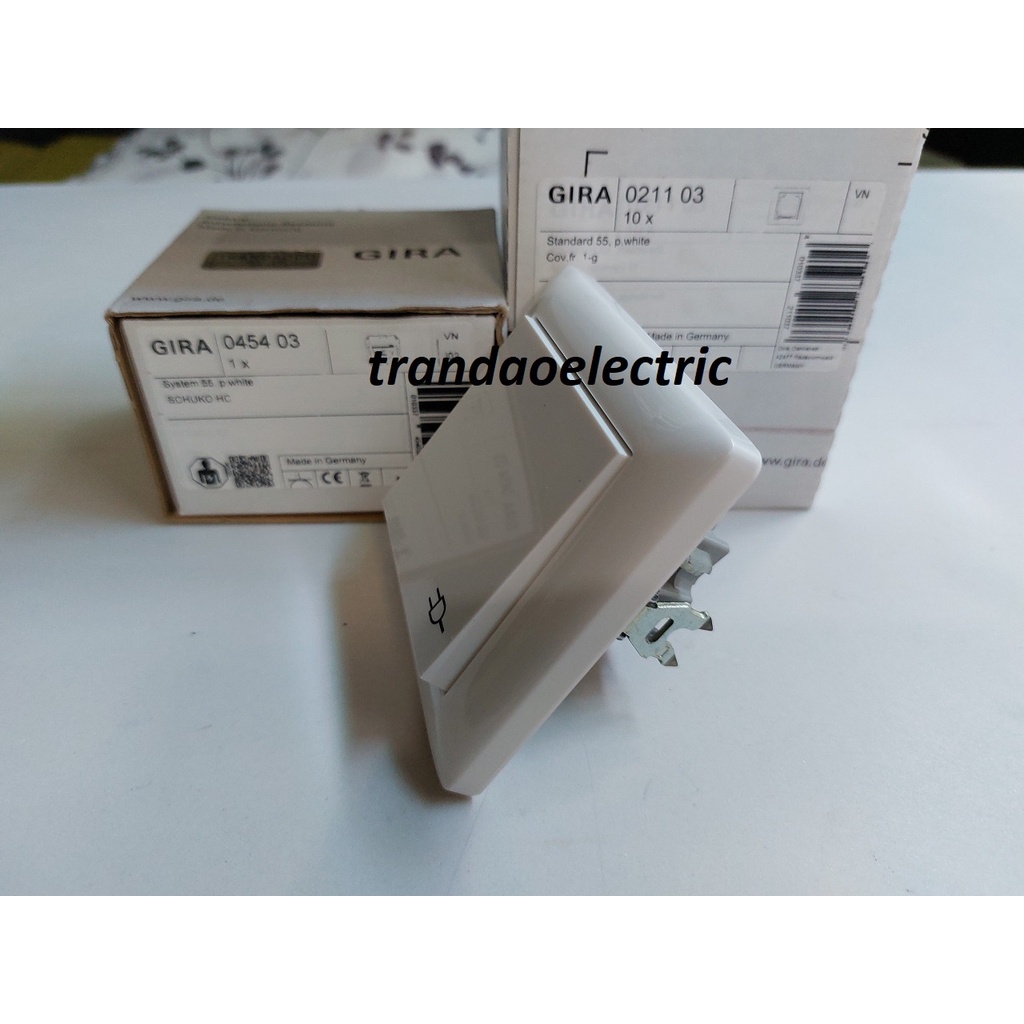 Ổ cắm điện đơn Schuko GIRA có nắp. Bao gồm khung, ruột, nắp và đế âm.