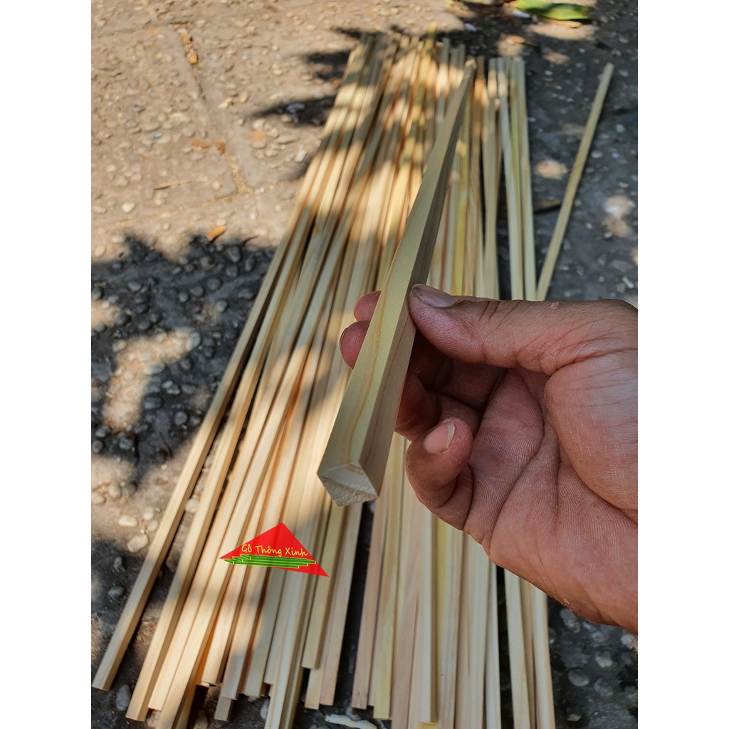 Thanh gỗ thông vuông 1cm ,dài 1m2 dùng làm nẹp chỉ, đóng chuồng chim, làm khung viền, DIY