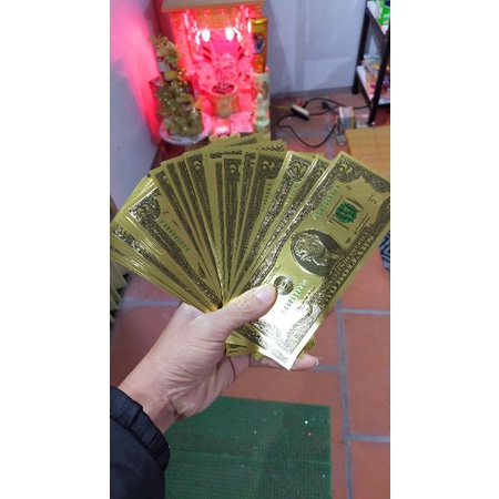 10 tờ đô la mạ vàng làm tháp