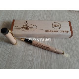 BÚT GỖ KÈM HỘP SANG TRỌNG KHẮC THEO YÊU CẦU.