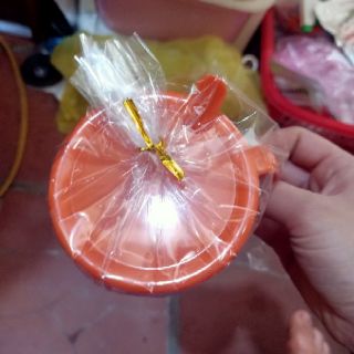 Cốc nhựa có lắp cả thìa bên trong