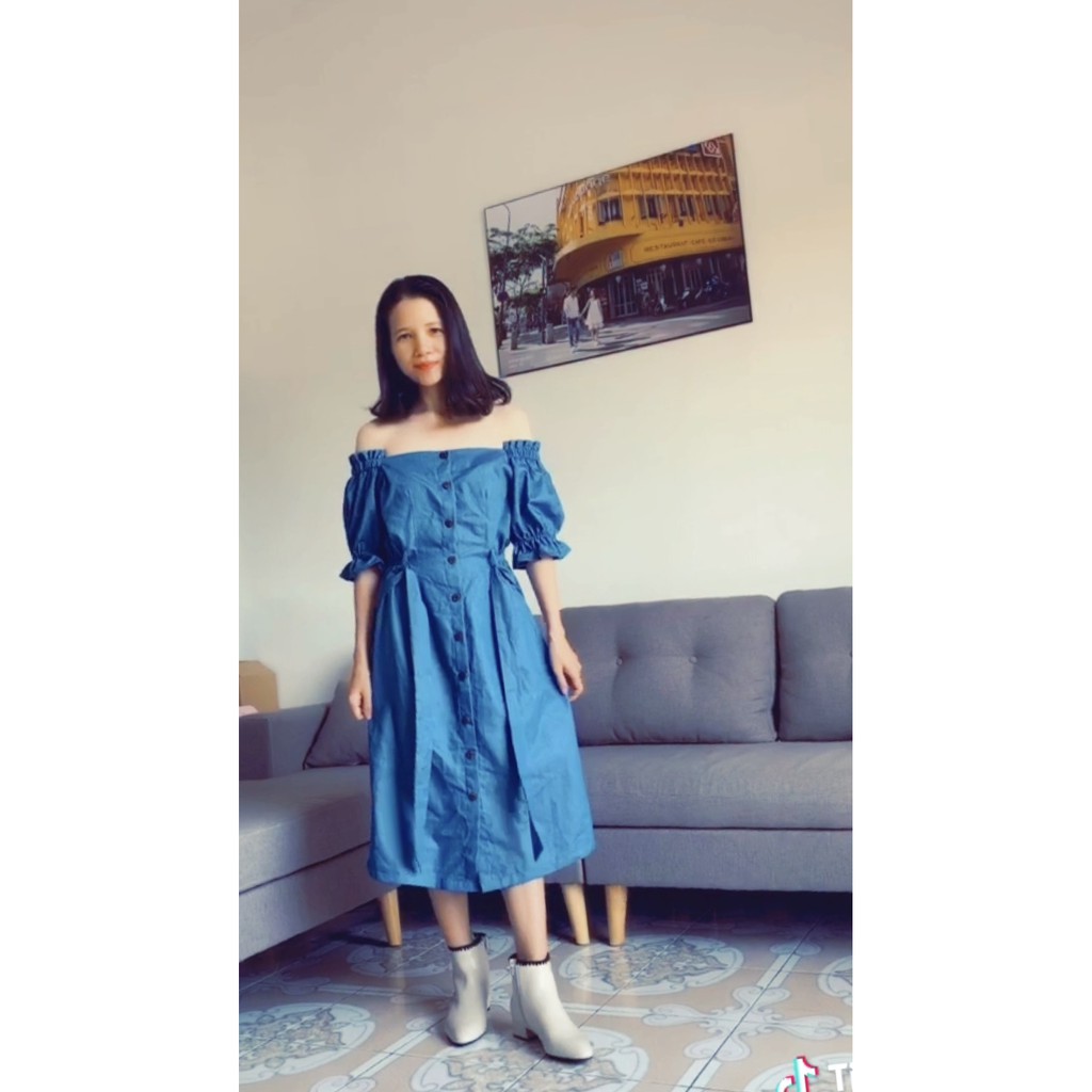 Đầm denim trễ vai kèm dây belt vải cột nơ