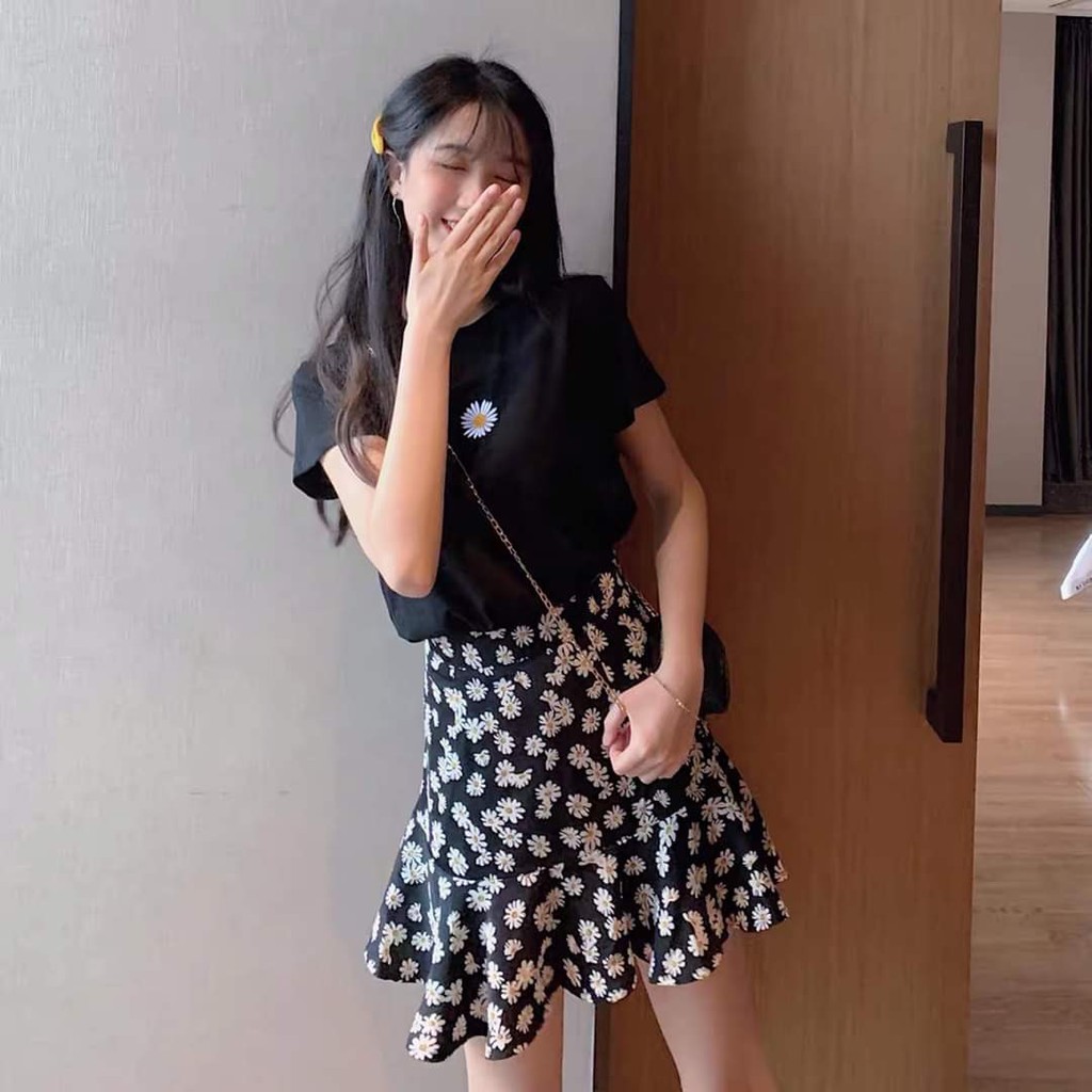 SET BỘ CÚC HOẠ MI CHÂN VÁY VÀ ÁO THUN DAISY TRẮNG ĐEN ULZZANG - CHÂN VÁY ĐUÔI CÁ NGẮN HOA CÚC XOÈ MÀU ĐEN HOT | BigBuy360 - bigbuy360.vn