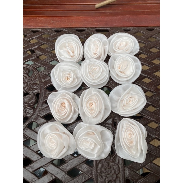 Hoa Hồng cuộn cài áo thiết kế