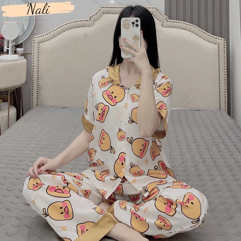 Bộ pijama cộc tay quần dài chất liệu lụa mango, bộ đồ ngủ nữ pyjama cổ sen bèo họa tiết vịt vàng DC07