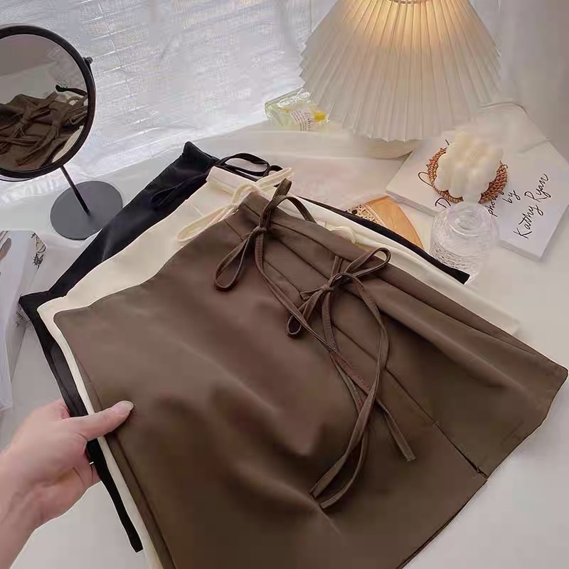 Chân váy đen dài đến đầu gối Q2U4D1X9Q2