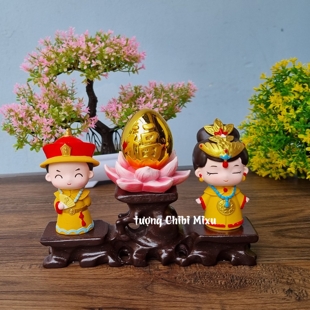 Bộ 02 tượng Vua Hậu chibi kèm trứng vàng chữ PHÚC và chân đế tam cấp vuông nhỏ