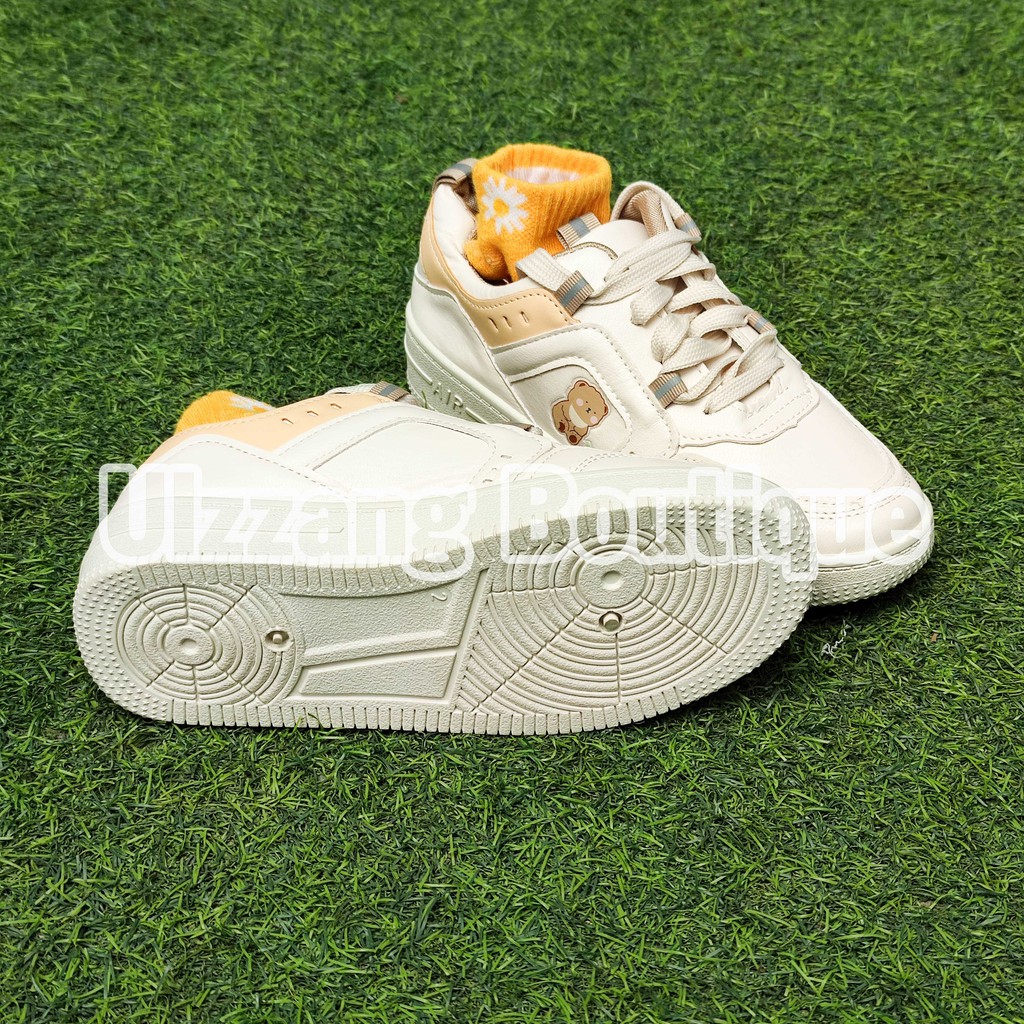 Giày thể thao đế bằng gấu xinh buộc dây màu kem trắng đi học đơn giản năng động mới đẹp | BigBuy360 - bigbuy360.vn