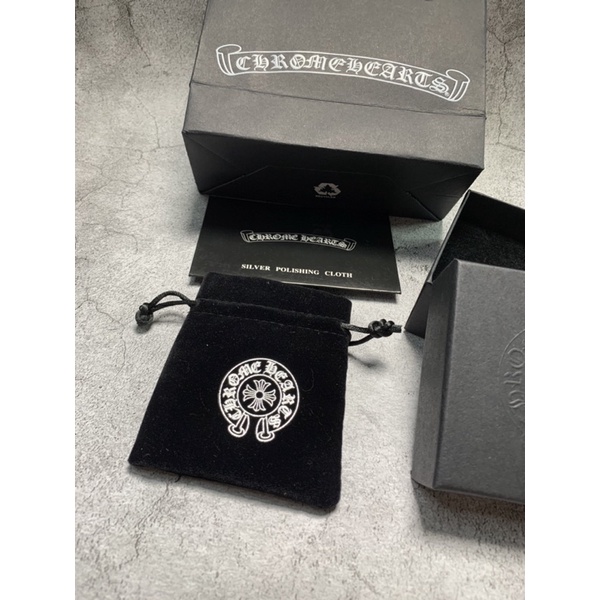 Hộp đựng trang sức Chrome Heart đầy đủ phụ kiện.