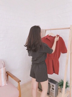 Jumpsuit sọc trễ vai