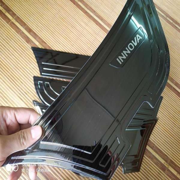 Toyota Innova, bộ 4 ốp tapli cửa mẫu titan dành cho xe Innova 2018 2019 2020 tặng kèm băng dính 3M