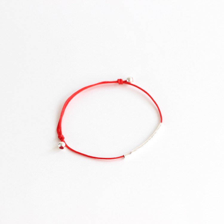 Vòng tay handmade sợi chỉ mảnh có tổng cộng 6 màu khác nhau