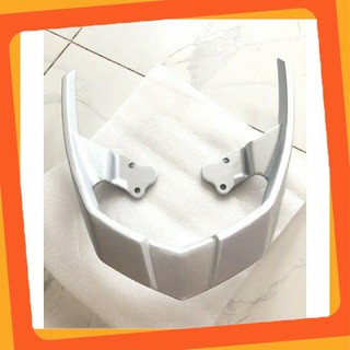 Cảng sau, tay dắt Spark gắn Si