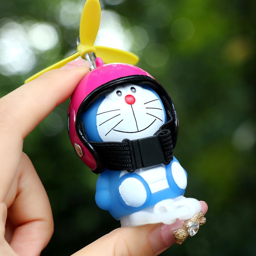 Vịt vàng đội mũ bảo hiểm có đèn bằng tre họa tiết Doraemon