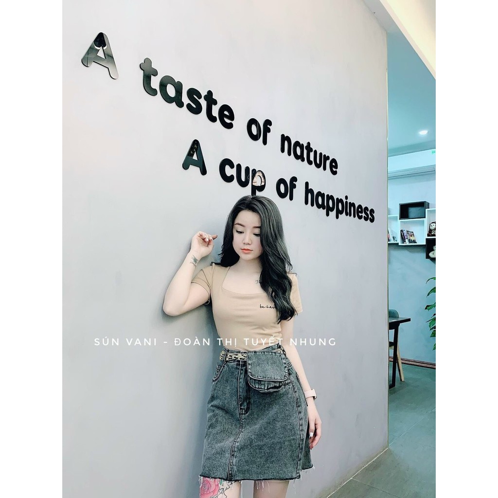 Áo cộc tay cổ vuông thêu chữ