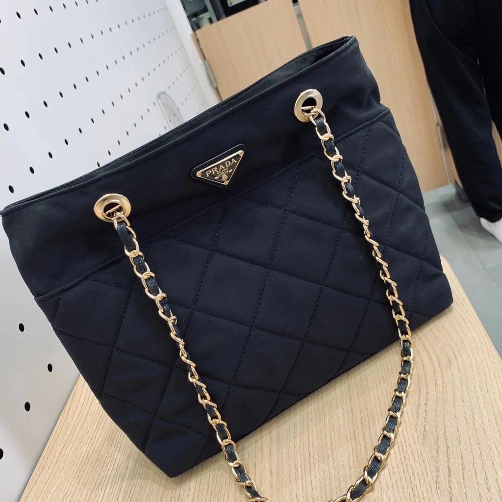 Túi Prada công sở
