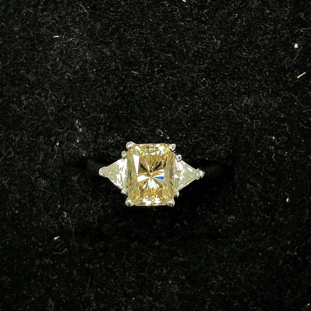 Nhẫn full Moissanite 1 chủ Radiant 6*8mm vàng (hoặc xanh)+2 tam giác 4*4mm;Chất liệu: Bạc 925 mạ bạch kim SANG TRỌNG