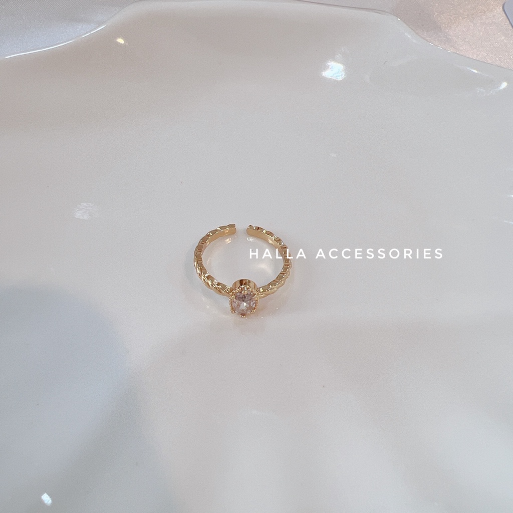 Nhẫn Nữ màu Gold mặt đính đá cao cấp vành hở Freesize HALLA NH105
