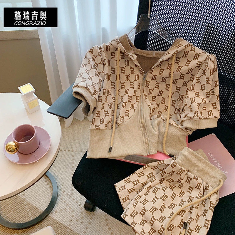 Set đồ thể thao 2 mảnh ngắn tay có mũ trùm đầu quần short ống rộng phong cách trẻ trung thời trang hè cho nữ
