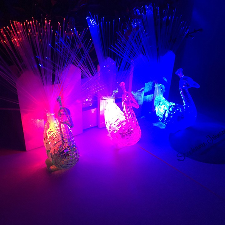 Đèn LED trang trí phòng ngủ gia đình hình con công sợi quang phát sáng nhấp nháy biến sắc 7 màu đồ chơi trẻ em