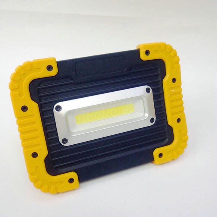 Đèn pin xách tay siêu sáng 750 LUMENS 30W, chống nước IP65, sử dụng pin AA