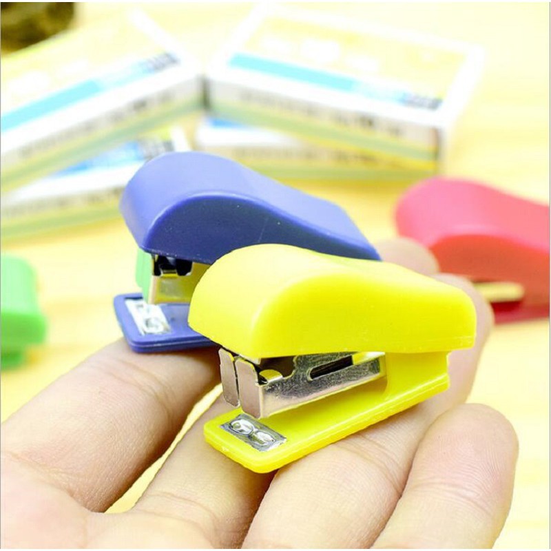 2 Học sinh nhỏ Stapler Stapler nhỏ và Staples Đặt Văn phòng trường (Staples miễn phí)