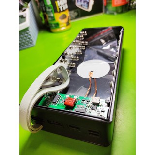 Box sạc dự phòng 16 cell 18650 sạc không dây  3 cổng vào dây da
