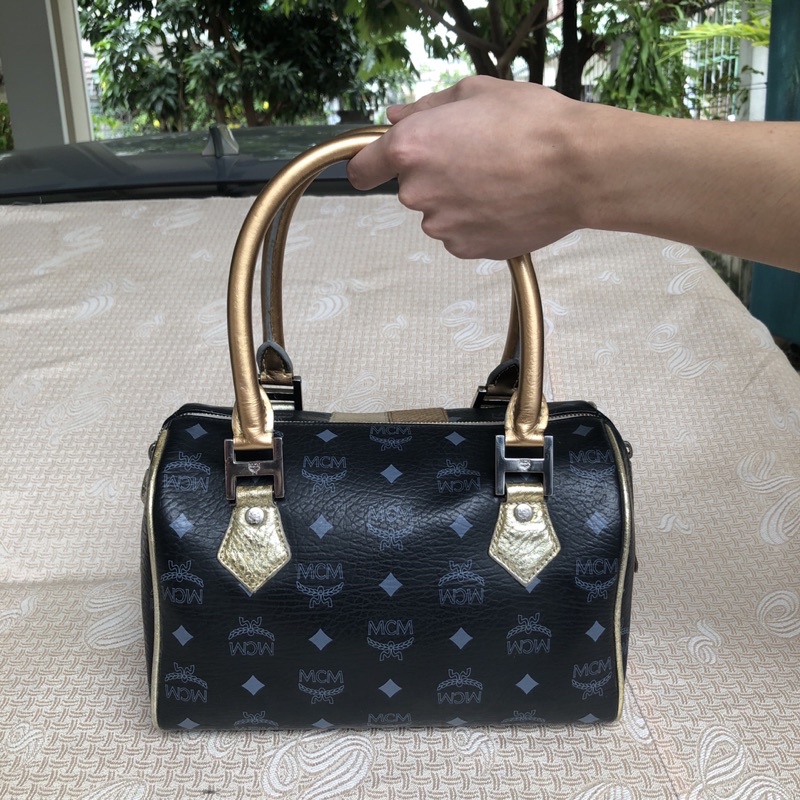 Túi chuẩn si. Túi qua sử dụng. Khách vui lòng xem hình nếu muốn biết thêm thông tin sản phẩm mời khách vô chat . Thanks.