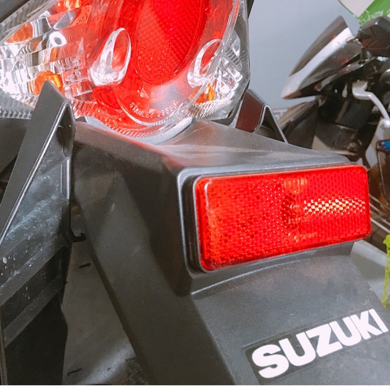 Dè sau Satria Fi gắn LED phản quang 3 chế độ