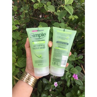 Sữa rửa mặt Simple dịu nhẹ