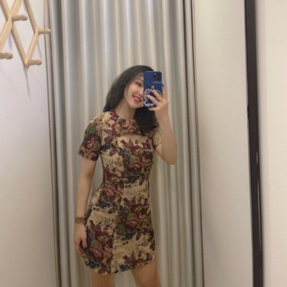 Đầm gấm hoa khoét ngực sexy (xu hướng 2021)